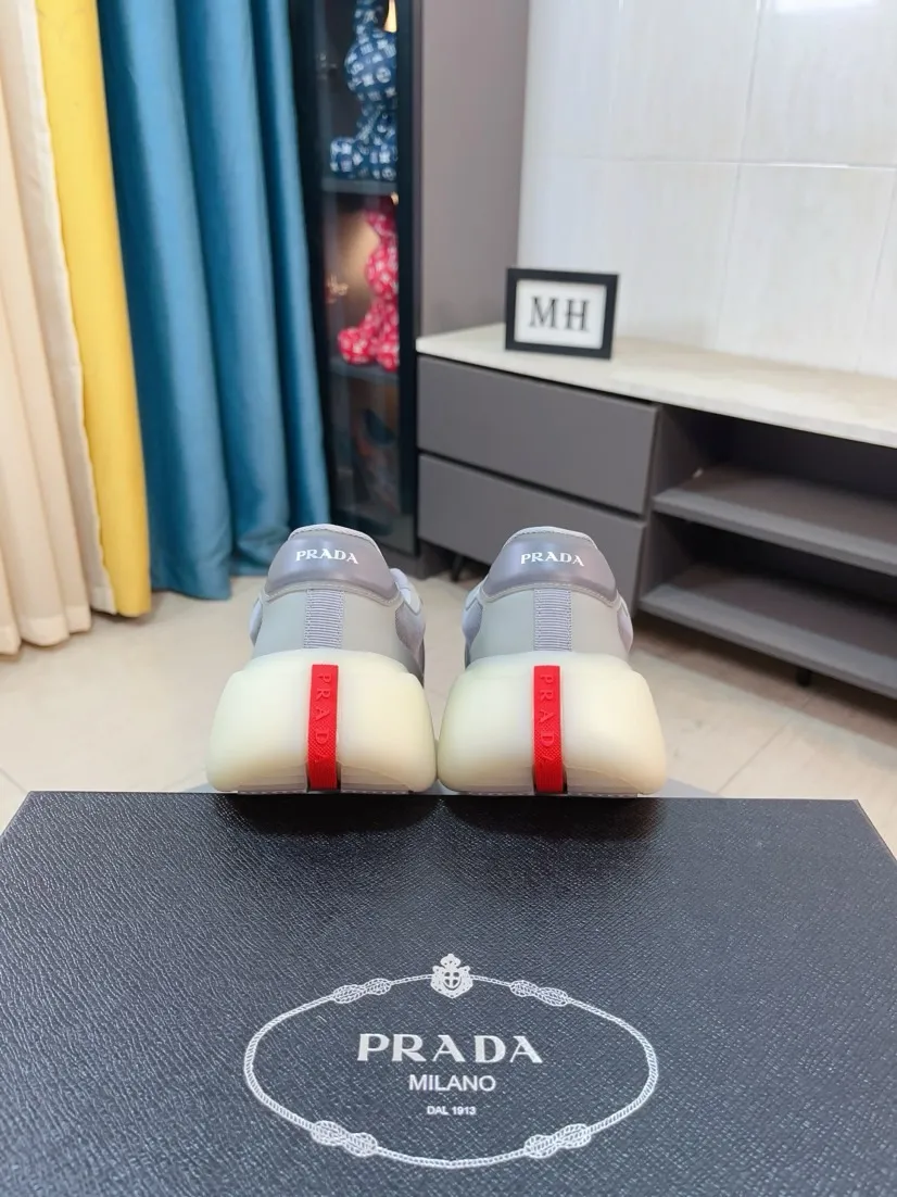 The ex-factory price is 680🌹🌹The high-quality new Prada (Prada) counters are launched simultaneously. The new men's shoes and 😘fabrics are selected from imported mesh and glue-spraying technology. Imported cowhide lining. 👍🏿High-end☄️Open-molded non-slip rubber outsole, exquisite lines, simple and elegant, comfortable and high-end for leisure travel. Code number: 38 to 44
